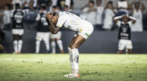 🎥 | Auto's vliegen in de fik na historische degradatie Santos