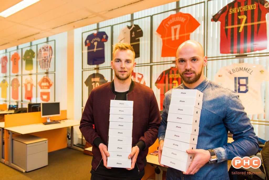 Spelers De Graafschap krijgen eindelijk hun iPhone voor kampioen maken PSV