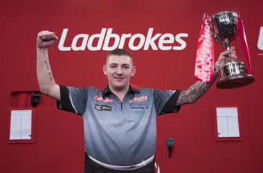 Aspinall krijgt warm welkom in stamkroeg na winst UK Open (video)
