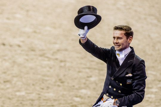 Olympische ruiters protesteren tegen verhongerende paarden in natuurgebied