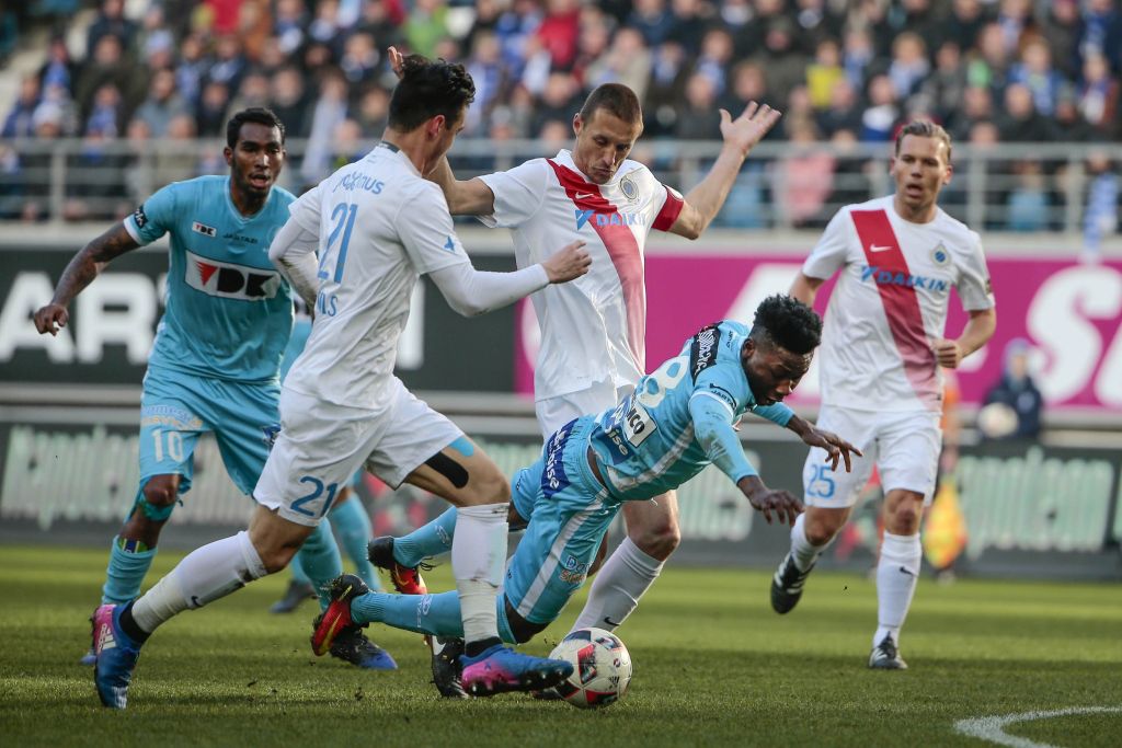 Gent brengt jubilerende Simons en Club Brugge nederlaag toe