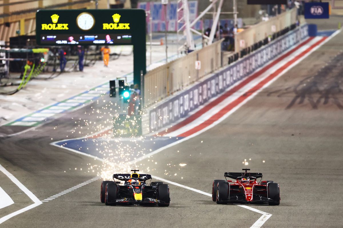 Verstappen eindigt in pitstraat na heerlijke duels met Leclerc bij GP van Bahrein