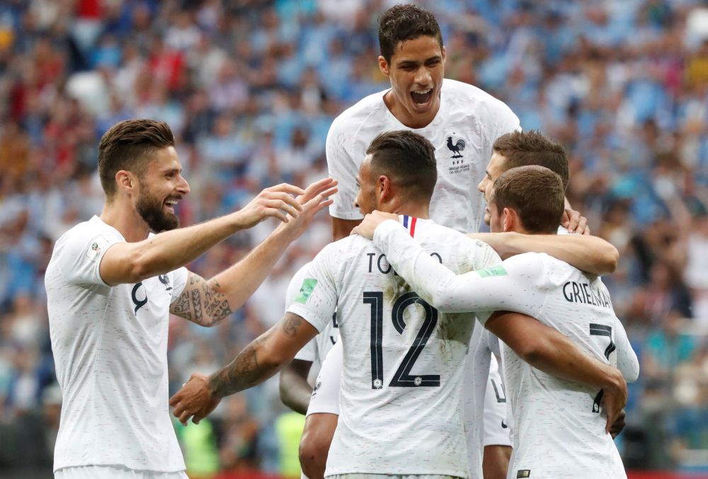 Frankrijk simpel naar halve finale WK na blunder Uruguay-doelman (video's)