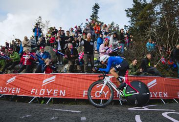 Wielrenner Moscon moet vrezen voor lange schorsing na duw