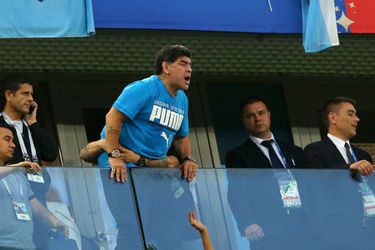 OEPS! Regie brengt Maradona met twee middelvingers in beeld (foto's)