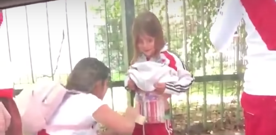 Walgelijk! Vrouw plakt fakkels op klein meisje voor Superclásico (video)
