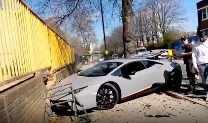 Eigenaar rijdt gloednieuwe Lamborghini meteen total loss en moet huilen (video)