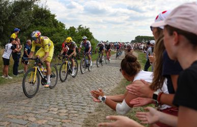 Ongekend veel pech voor Jumbo-Visma in kasseienrit, Taco van der Hoorn verliest net voor de streep