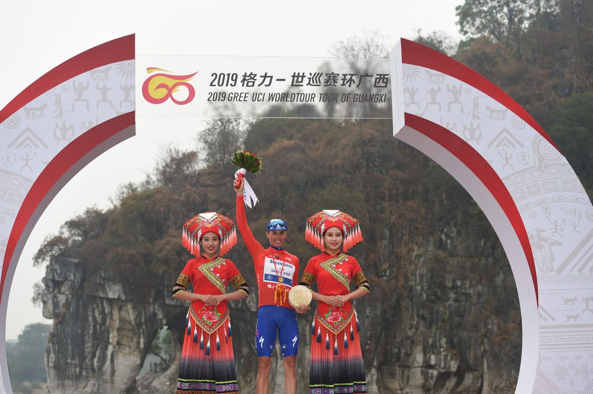 📷 | Tour of Guangxi huldigt winnaar Mas op wel héél bizarre manier