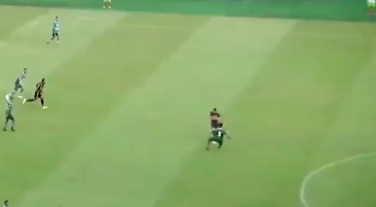 🎥😂 | Braziliaan scoort van EIGEN HELFT na panna, commentatoren worden WILD