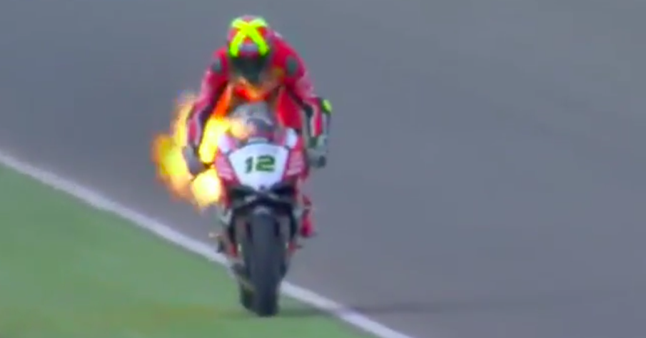 WTF? Superbike-coureur ziet motor in de fik vliegen (video)