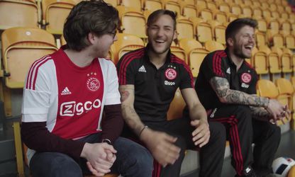 Ajax-spelers en Van der Sar pleasen supporter (video)