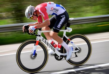 Coquard wint de sprint in Sarthe en pakt daarmee leiderstrui van Van der Poel af