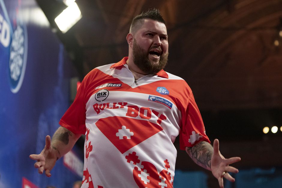 Debutant Hughes laat Michael Smith schrikken, maar Bully Boy is net op tijd bij de les