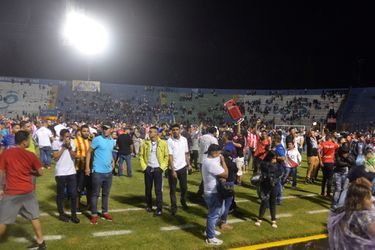 Afschuwelijk! 3 doden en veel gewonden bij voetbalrellen in Honduras (video)