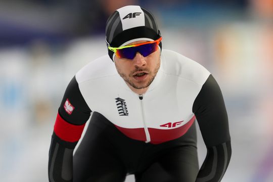 Piotr Michalski rijdt Nederlanders eraf op 500 meter bij EK afstanden