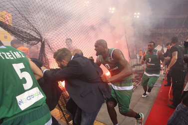 Griekse kampioenswedstrijd ontspoort: vuurwerk legt basketbalfinale plat (video)