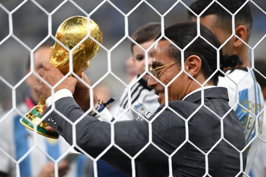🎥  | Chef-kok Salt Bae trekt WK-trofee uit handen van Romero en zijn kind