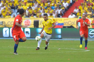 Falcao deelt lekkere panna uit in duel met Chili (video)