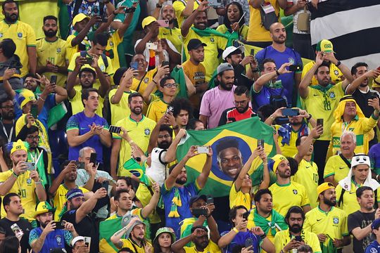 🎥 | Komiek onthult fake fans in Qatar: 'Ik hou eigenlijk van cricket, niet van voetbal'