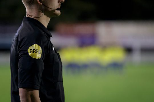 Scheids voelt zich bedreigd en staakt derby al in de rust