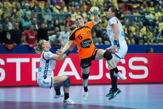 Nederlandse handbalsters gaan bij jubileum-interland Van der Heijden eraf