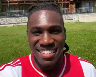🎥​🤡​ | Social team Ajax fluistert woordjes in oor Calvin Bassey: 'Dag vriendjes en vriendinnetjes!'