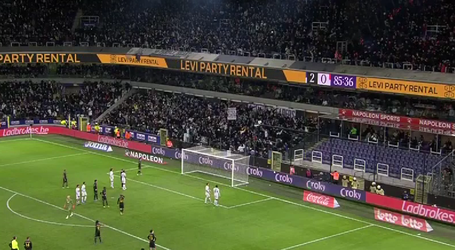 ​🎥 | Weer gaat het mis: fans Standard Luik bekogelen Anderlecht-supporters