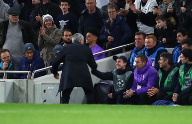 📸 | 'Heilige' ballenjongen luncht met Spurs-selectie