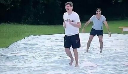 🎥 | Glibberend en glijdend de kerst door: Max Verstappen speelt potje zeepvoetbal
