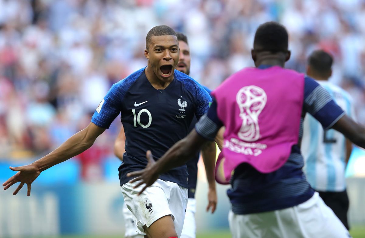 Frankrijk kwartfinalist na waanzinnig en doelpuntrijk voetbalgevecht met Argentinië (video's)