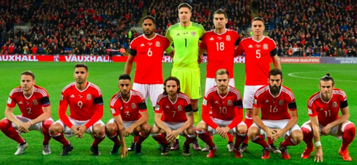 Waarom Wales altijd bizarre teamfoto's heeft