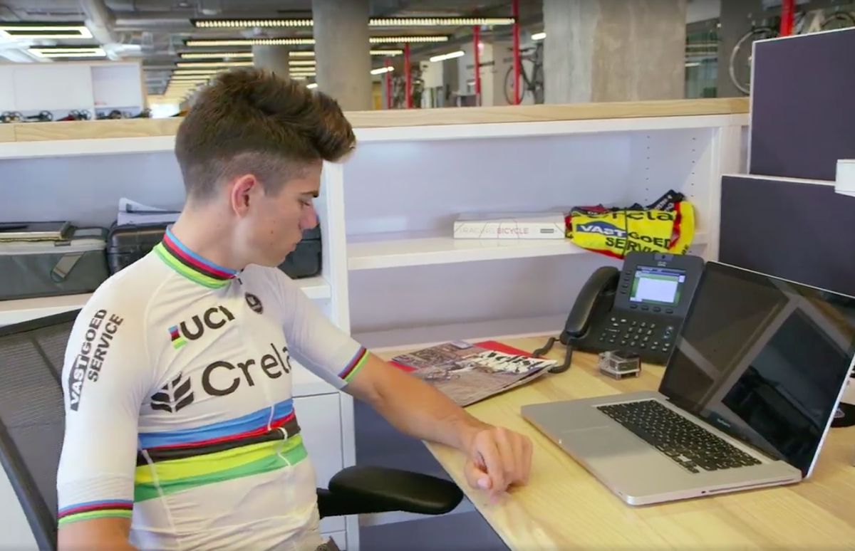 Zo ziet wereldkampioen Wout van Aert eruit als kantoormedewerker (video)