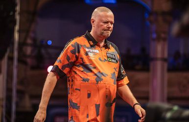 Raymond van Barneveld en coach net voor WK darts uit elkaar: 'Met mij valt soms niet te werken'