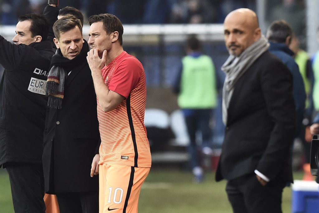 AS Roma-trainer: 'Alleen door als Totti's contract wordt verlengd'