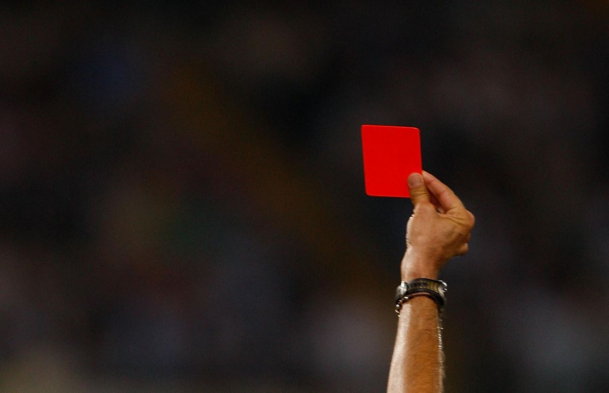 Rode kaart voor Engelse keeper die staat te pissen tijdens de wedstrijd