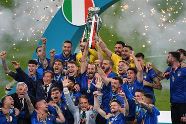 🎥 | Italiaanse selectie landt in Rome en viert dik feest