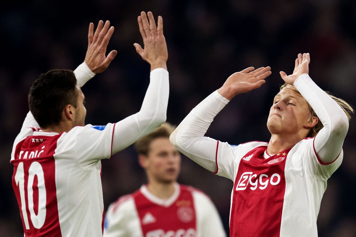 Ajax wint met vijf vingers in de neus van ADO