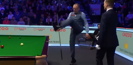 🎥  | Na Danny Noppert ook snookerspeler slachtoffer van wesp in Alexandra Palace