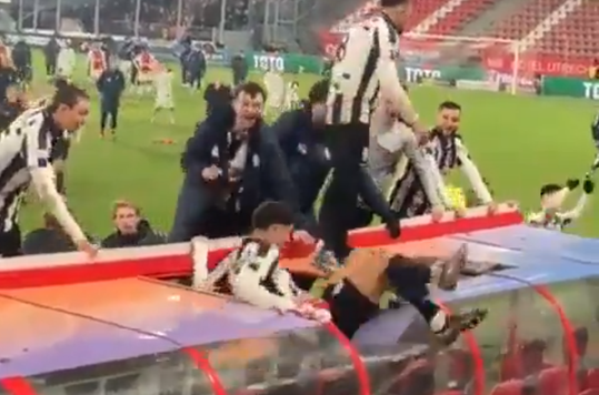 🎥 | Feestende Hercules-spelers slopen dugout in Galgenwaard na bekerstunt