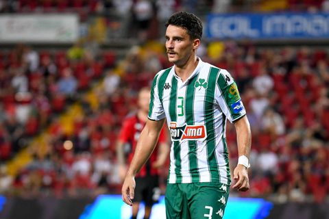 Speler raakt gewond door vuurwerk: Griekse topper Olympiakos - Panathinaikos gestaakt