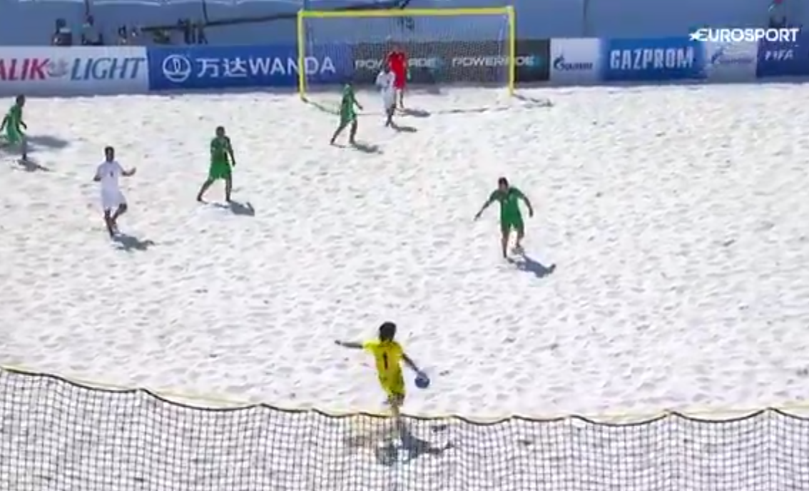 Dit is waarom beachvoetbal zo vet is! Keeper scoort met heerlijke volley (video)