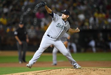 LOL: Adelaar landt bovenop werper van de Seattle Mariners tijdens volkslied (video)