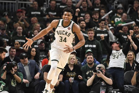 Milwaukee Bucks beginnen ijzersterk aan NBA play-offs