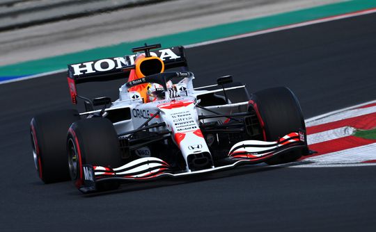 🎥 | Max Verstappen is in 1e vrije training in Turkije bijna halve tel langzamer dan Hamilton