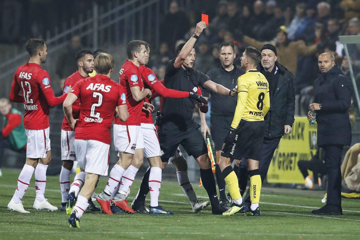 VVV-speler Van Ooijen 2 duels geschorst na rode kaart tegen AZ