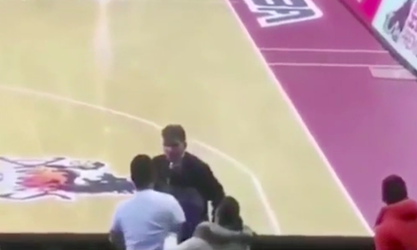 🎥 | WOW! Basketbalcoach 'wurgt' fan die zijn vrouw zou hebben beledigd