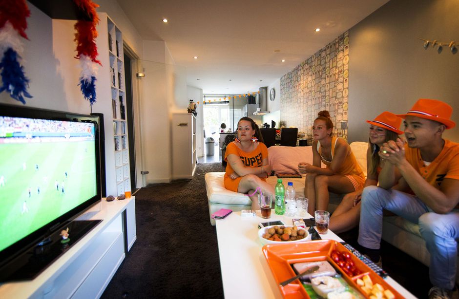 Zo wil de overheid dat je thuis voetbal kijkt: 'Schreeuw niet en blijf op uw plek'