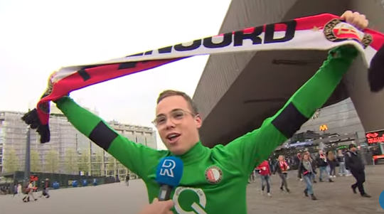 🎥🎵 | Genieten! Feyenoord-fan zingt kneitervalse versie van 'You Never Walk Alone'