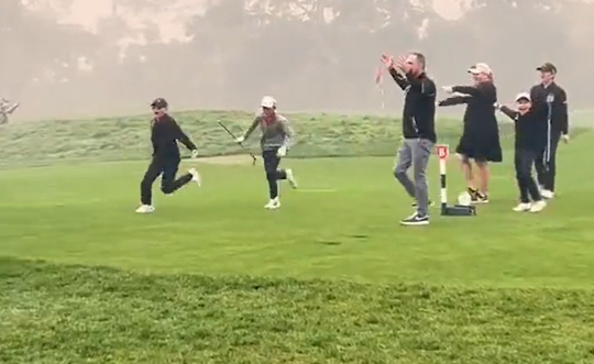 🎥 | 11-jarige slaat hole-in-one voor de ogen van Tiger Woods